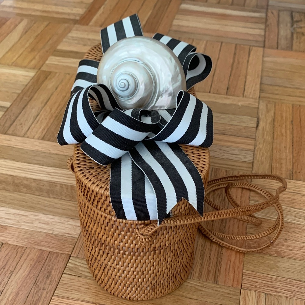 RETAIL $195 Basket Purse Natural Root Hand-Woven Custom Shell & Bow Accent - Picture 8 of 15